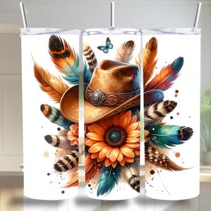 Peut inclure: Un gobelet blanc avec un motif de chapeau de cowboy marron avec un tournesol et des plumes dans des tons d'orange, marron, bleu et vert.