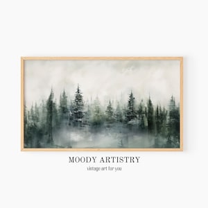 Könnte beinhalten: Ein Aquarellbild einer nebeligen Waldszene mit hohen, dunkelgrünen Bäumen. Das Bild hat eine weiche, ätherische Atmosphäre und ist in einem hellen Holzrahmen gerahmt.