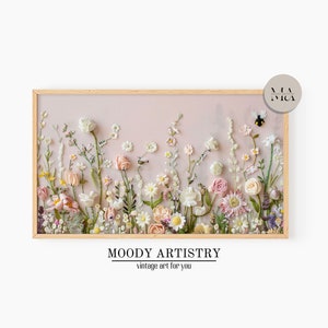 Könnte beinhalten: Ein gerahmtes Kunstwerk mit einem rosa und weißen Blumenarrangement, über dem eine Biene fliegt. Das Kunstwerk trägt den Titel "MOODY ARTISTRY vintage art for you".