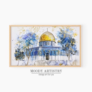 Könnte beinhalten: Aquarellmalerei einer blauen und goldenen Moschee mit einer goldenen Kuppel. Die Moschee ist von Bäumen umgeben und hat einen weißen Hintergrund. Das Gemälde ist in einem hellen Holzrahmen gerahmt. "MOODY ARTISTRY vintage art for you" steht unter dem Gemälde.