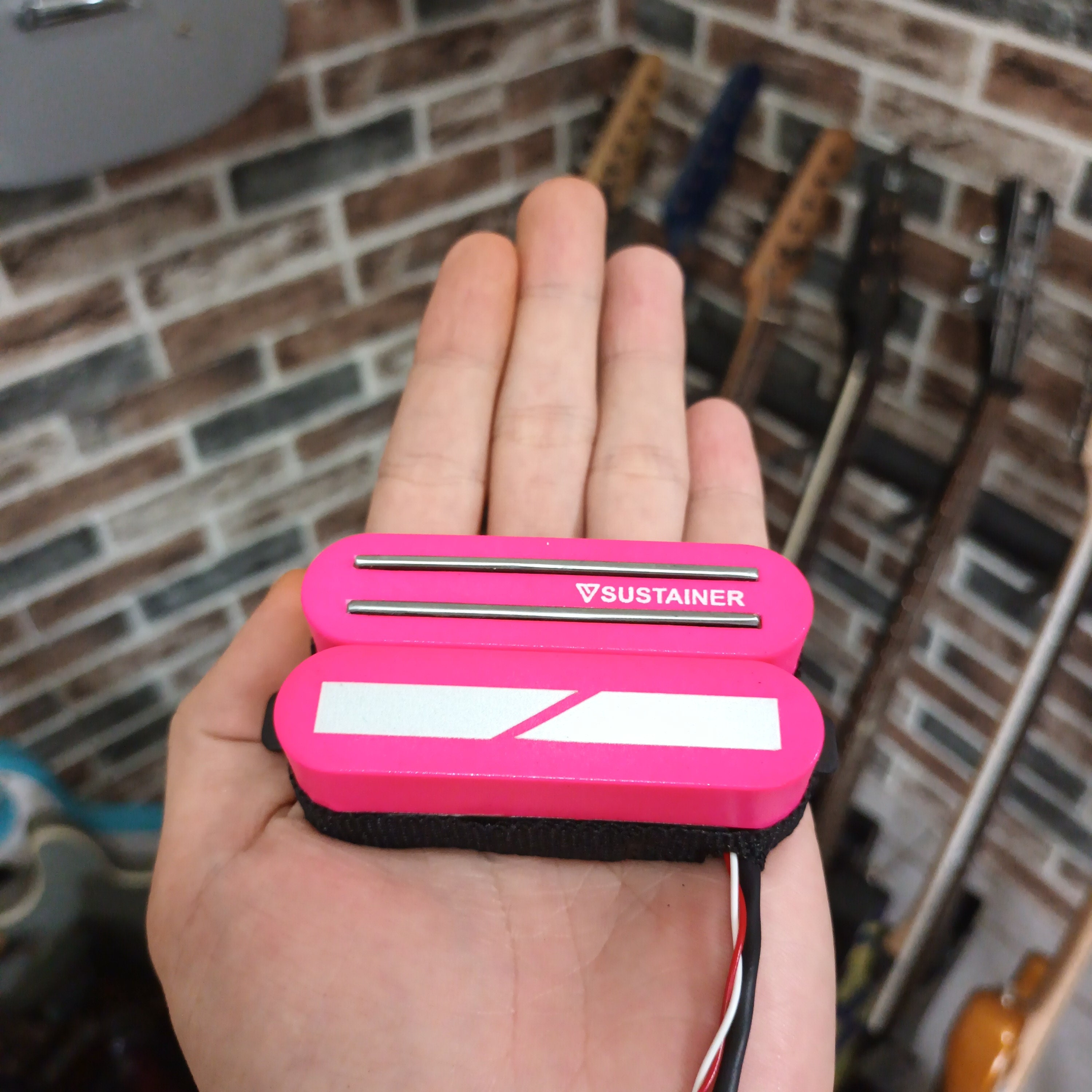 Pickup Single Coil Verde &ndash; Stile Sustaniac &ndash; Posizione Al Manico &ndash; Attivo &ndash; Made In Indonesia
