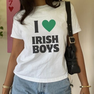 Ik houd van Ierse jongens Baby T-shirt St Patricks Day Shirt, St Paddy's Baby Tee, Y2k Baby Tee, Ierse viering, cadeaus voor haar, cadeaus voor vriend afbeelding 2