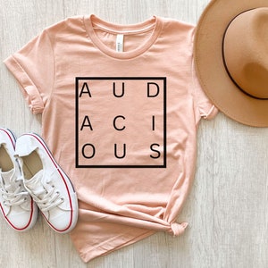 Camiseta minimalista com blocos de letras, design monocromático, camiseta gráfica casual, camisa moderna unissex do alfabeto, top fashion adulto
