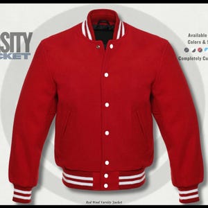 Peut inclure: Veste de style universitaire rouge avec des détails blancs sur le col, les poignets et la taille. La veste a des boutons blancs et le texte "VARSITY JACKET" est affiché en haut à gauche. La veste est entièrement personnalisable.