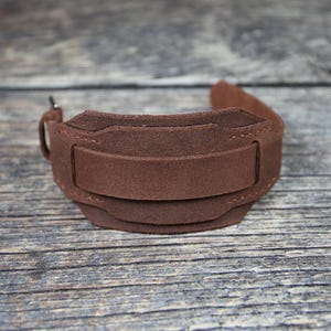 Handgefertigtes Uhrenarmband aus braunem Leder: Vintage Military Style