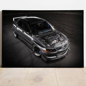 Könnte beinhalten: Ein silberner Mitsubishi Lancer Evolution mit offener Motorhaube, die den Motor freilegt. Das Auto steht auf einer schwarzen Asphaltfläche. Das Auto hat einen schwarzen Rennstreifen auf der Motorhaube und einen "JICORacing" Aufkleber auf der Windschutzscheibe.