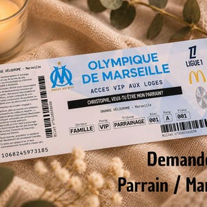 Peut inclure: Un billet rectangulaire pour un accès VIP à l'Orange Vélodrome pour l'Olympique de Marseille, avec le logo de l'équipe, la marque Ligue 1, un code-barres et le texte 'Christophe, veux-tu être mon parrain?' imprimé en noir sur fond blanc.