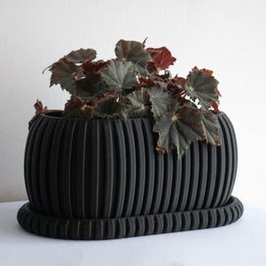 Stilvoller 3D-gedruckter Blumentopf mit Ständer - moderner schwarzer Blumentopf