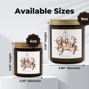 K&ouml;nnte beinhalten: Zwei Bernstein-Glas-Kerzenbeh&auml;lter mit goldenen Deckeln. Der kleinere Beh&auml;lter ist 4 oz gro&szlig; und 2,5 Zoll hoch mit einem Durchmesser von 2,3 Zoll. Der gr&ouml;&szlig;ere Beh&auml;lter ist 9 oz gro&szlig; und 3,5 Zoll hoch mit einem Durchmesser von 2,8 Zoll. Beide Beh&auml;lter haben ein wei&szlig;es Etikett mit dem Text "Gift It Give It Candle Shop".
