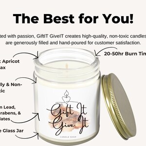K&ouml;nnte beinhalten: Ein Glas-Kerzengef&auml;&szlig; mit goldenem Deckel. Die Kerze ist wei&szlig; und hat ein Etikett mit der Aufschrift "Gift It Give It Candle Shop". Das Gef&auml;&szlig; ist von Text umgeben, der die Eigenschaften der Kerze beschreibt, darunter Kokos-Aprikosenwachs, umweltfreundlich und ungiftig, frei von Blei, Kunststoffen, Parabenen und Phthalaten, wiederverwendbares Glasgef&auml;&szlig; und eine Brenndauer von 20 bis 50 Stunden.