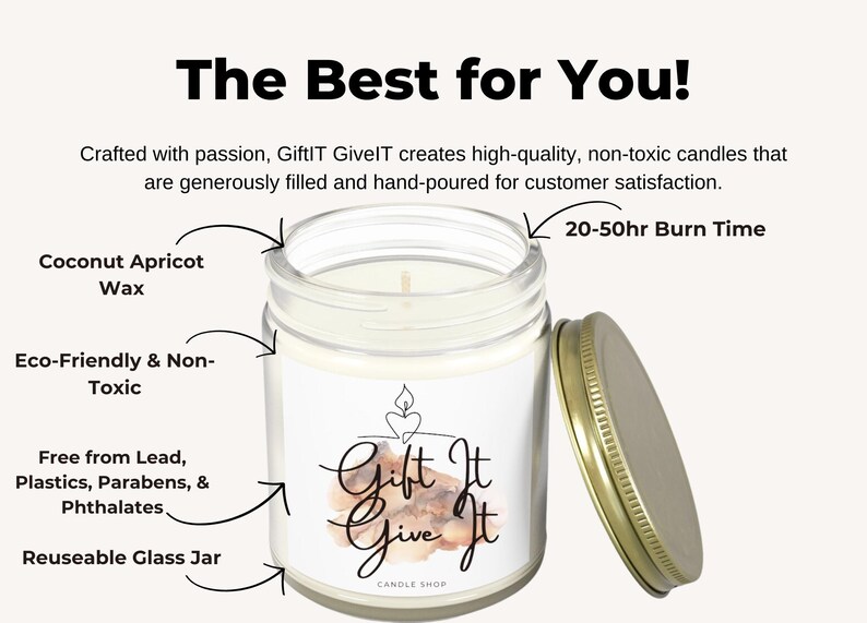 K&ouml;nnte beinhalten: Ein Glas-Kerzengef&auml;&szlig; mit goldenem Deckel. Die Kerze ist wei&szlig; und hat ein Etikett mit der Aufschrift "Gift It Give It Candle Shop". Das Gef&auml;&szlig; ist von Text umgeben, der die Eigenschaften der Kerze beschreibt, darunter Kokos-Aprikosenwachs, umweltfreundlich und ungiftig, frei von Blei, Kunststoffen, Parabenen und Phthalaten, wiederverwendbares Glasgef&auml;&szlig; und eine Brenndauer von 20 bis 50 Stunden.