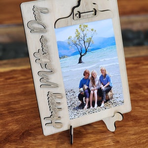 APPUNTI PER LA FESTA DELLA MAMMA Regalo per esposizione di foto con clip funzionante 2 taglie Incluso cavalletto pieghevole. appunti Glowforge, file in formato SVG tagliato al laser immagine 6