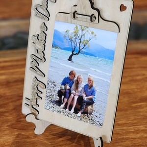 APPUNTI PER LA FESTA DELLA MAMMA Regalo per esposizione di foto con clip funzionante 2 taglie Incluso cavalletto pieghevole. appunti Glowforge, file in formato SVG tagliato al laser immagine 8