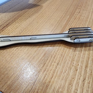 K&ouml;nnte beinhalten: Eine Gabel aus Holz mit einem braunen Griff und f&uuml;nf Zinken. Die Gabel ist aus Holz und hat eine nat&uuml;rliche Oberfl&auml;che.