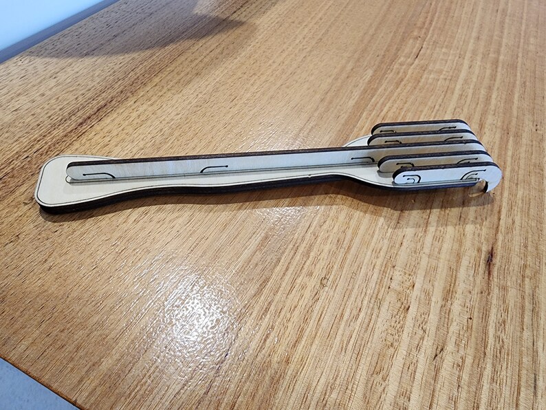 K&ouml;nnte beinhalten: Eine Gabel aus Holz mit einem braunen Griff und f&uuml;nf Zinken. Die Gabel ist aus Holz und hat eine nat&uuml;rliche Oberfl&auml;che.