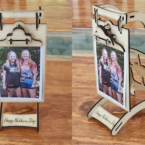FOTO DEL DÍA DE LA MADRE ¡Regalo de columpio con clip que funciona! - Tamaño de la foto de hasta 3,5" x 5" - Feliz Día de la Madre - Glowforge, archivo vectorial de regalo del Día de la Madre svg