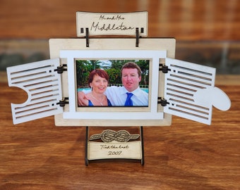 WYSTAWA ZDJĘĆ ŚLUBNYCH Prezent w formie huśtawki okiennej z uchylnymi okienkami! - Rozmiar zdjęcia 3" x 4" - Ślub węzłem małżeńskim - Glowforge, plik wektorowy SVG