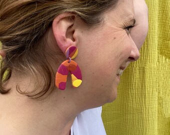 Boucles d'oreilles originales et colorées en argile polymère avec clous d’oreilles dorés à l’or fin 24k, création fait main, modèle unique