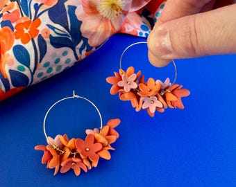 Séralie, Créoles dorées ou argentées avec fleurs et feuilles en argile polymère, création fait main