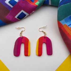 Boucles d'oreilles originales et colorées en argile polymère avec crochets doreilles dorés à lor fin 24k, fait main, modèle unique image 2