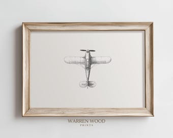 Pode incluir: Uma impressão emoldurada com um desenho a lápis detalhado de um avião vintage, visto de cima. A obra de arte é em tons de cinza sobre um fundo neutro. A moldura é de madeira clara. O texto "WARREN WOOD PRINTS" está na parte inferior.