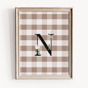 Impresión vintage con la inicial N, monograma rústico, flores blancas de primavera, cuadros vichy neutros, impresión con la inicial de primavera, letra neutra para habitación infantil