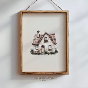 Op de afbeelding: Een aquarel van een wit huisje met een bruin dak, een klein hek en groene struiken. Het huisje heeft een deur en ramen, en er is een kleine schoorsteen op het dak.