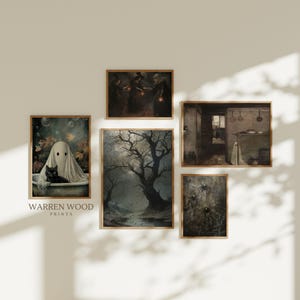 Könnte beinhalten: Eine Sammlung von fünf gerahmten Kunstdrucken mit Halloween-Motiven. Die Drucke zeigen Bilder von Geistern, Hexen, einem gruseligen Baum und Spinnen. Die Drucke sind im Vintage-Stil mit einer dunklen Farbpalette gehalten. Der Text "WARREN WOOD PRINTS" ist sichtbar.