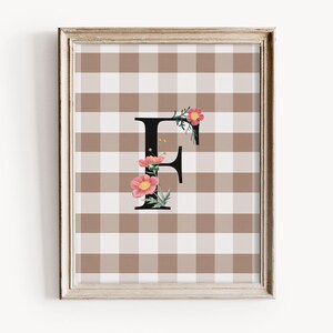 Impressão inicial floral vintage, arte da letra F em guingão bege, decoração rústica de fazenda, impressão neutra de monograma para berçário, flores rosa suaves