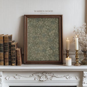 Könnte beinhalten: Ein gerahmter Druck mit einem floralen Muster in Grün- und Blautönen, präsentiert auf einem weißen Kaminsims. Der Druck befindet sich in einem dunkelbraunen Holzrahmen. Der Text "WARREN WOOD PRINTS" steht oben. Angezündete Kerzen und antike Bücher sind ebenfalls vorhanden.