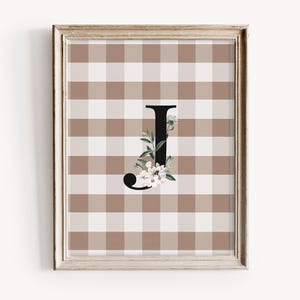 Impresión floral vintage con inicial, letra J a cuadros beige, monograma rústico, flores blancas de primavera, decoración neutra para pared de habitación infantil.