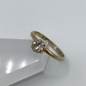 Anel solitário em tom dourado Anel de diamante falso