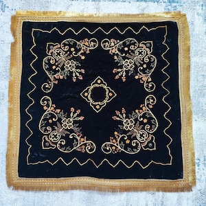 Vintage Black Velvet Tablecloth Large Elegant Table Cover Gothic Dining Decor, Luxurious Soft Velvet Fabric Antique-Inspired Home Decoration