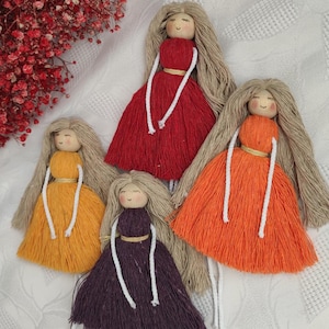 Personalisierte Makramee-Puppe Schlüsselanhänger - Handgemachtes personalisiertes Accessoire, niedlicher Taschenanhänger, einzigartiges Geschenk für Frauen, Kinder oder besondere Anlässe