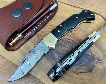Navaja de bolsillo de acero de Damasco hecha a mano, mango de hueso de camello y funda de cuero.