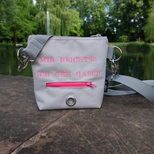 Hellgraue Gassitasche/Leckerlitasche zum Umhängen | bestickt/rosa - Mir reichts ich geh Gassi | inkl. Kotbeutelfach |  waschbar | Outdoor