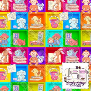Puede incluir: Un patrón colorido y repetitivo que presenta varios juguetes y objetos infantiles, incluyendo animales, libros y relojes, dispuestos en una cuadrícula de cuadrados vibrantes. El diseño incluye un logotipo de máquina de coser en la esquina inferior derecha.