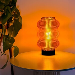 Tafellamp CURVES MEDIUM amberkleurige lamp bureaulamp voor woonkamer bedlampje voor slaapkamer sfeerlicht verlichting voor moderne woninginrichting afbeelding 1