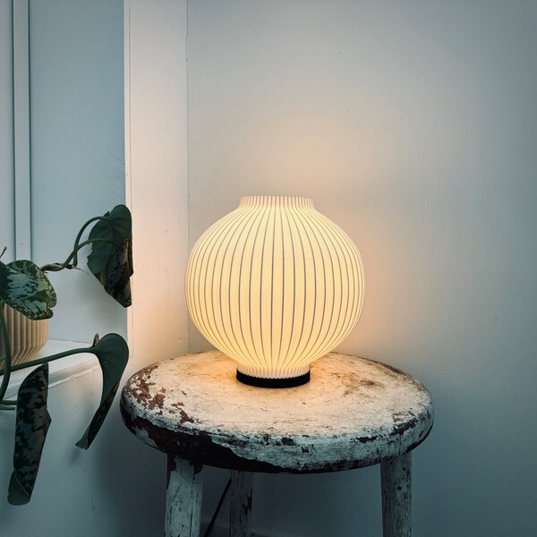 Lampe de table ORB SMALL - lampe blanche - lampe de bureau pour le salon - lampe de chevet pour chambre - lampe unique - éclairage pour décoration d'intérieur moderne