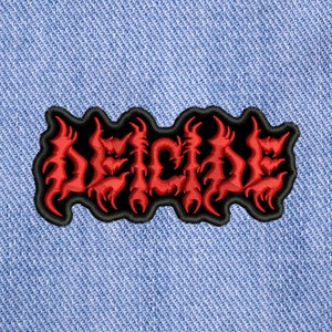 Puede incluir: Parche bordado rojo con la palabra "DECLINE" en una fuente gótica estilizada. El parche está bordeado de negro.