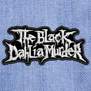 Könnte beinhalten: Schwarz-weiß gestickter Patch mit dem Text "The Black Dahlia Murder" in einer gotischen Schrift.