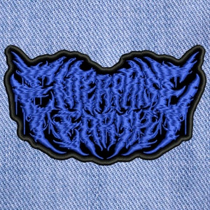 Può includere: Toppa ricamata blu con il testo "Emerging From The Ashes" in un font gotico.