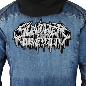 Op de afbeelding: Een wit geborduurd patch op een blauw denim jack. Het patch heeft de tekst "SLAUGHTER TO PREVAIL" in een gotisch lettertype.