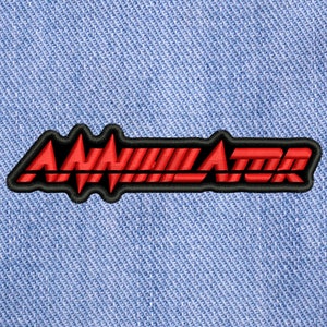Peut inclure: Patch brodé rouge avec le mot "Annihilator" dans une police audacieuse et stylisée. Le patch est bordé de noir et a un bord dentelé.