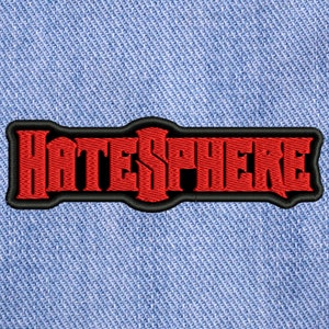 Könnte beinhalten: Roter gestickter Aufnäher mit dem Wort "HATESPHERE" in einer fetten, stilisierten Schrift. Der Aufnäher hat einen schwarzen Umriss und ist auf einen blauen Jeansstoff genäht.