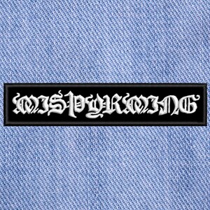 Può includere: Toppa ricamata nera con scritta bianca "MISPYRIZING" su sfondo in denim.