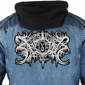 Puede incluir: Una chaqueta vaquera azul con forro de capucha negro y un parche bordado blanco en la espalda. El parche presenta un diseño estilizado con la palabra "SYLPH" en una fuente gótica.