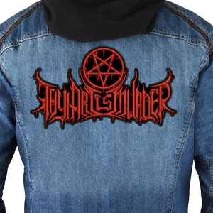 Peut inclure: Patch brodé rouge et noir avec le texte "Thy Art Is Murder" et un pentagramme.