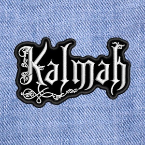 以下が含まれることがあります： スタイリッシュなフォントで「Kalmah」という言葉が書かれた、黒と白の刺繍パッチです。