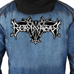 Puede incluir: Una chaqueta vaquera con un parche bordado en blanco y negro en la espalda que dice "FORBIDDEN".